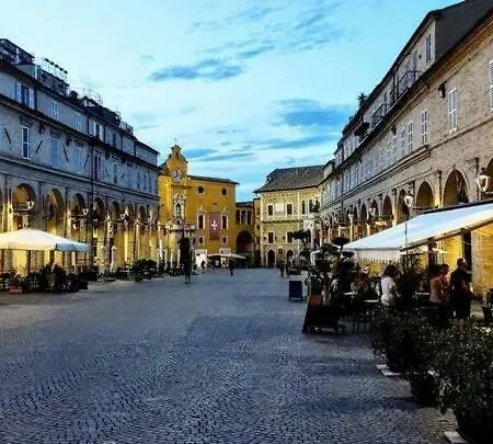 Nel Centro Storico Di Happy Song Fermo